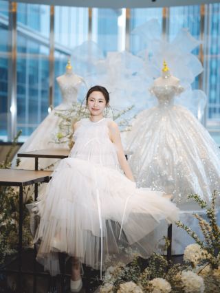 การแสดงงานแต่งงานที่อ่อนโยนและโรแมนติกที่สุดในฤดูใบไม้ผลิ ท่ามกลางแสงและเงาที่ส่องประกาย