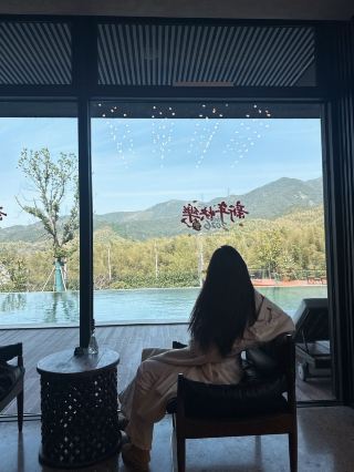 ดินแดนมหัศจรรย์สีเขียวชอุ่มแห่งนี้อยู่ห่างจากหางโจวประมาณ 1 ชั่วโมงครึ่งโดยรถยนต์ โรงแรมตั้งอยู่ท่ามกลางทิวทัศน์อันงดงาม เป็นอาคารทรงเจียงหนานแบบดั้งเดิมที่มีลานภายใน ผนังสีขาวและกระเบื้องสีเทา สร้างติดกับเชิงเขา