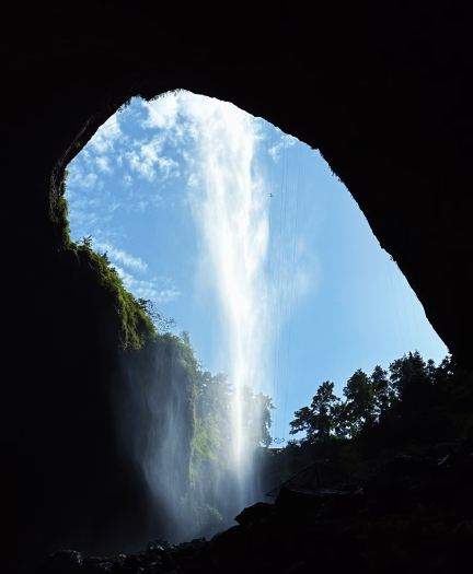 洞窟の中に隠れた滝の虹！ | Trip.com 楽山