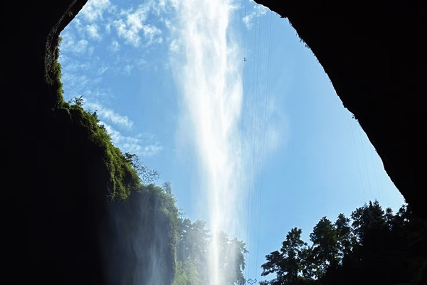 洞窟の中に隠れた滝の虹！ | Trip.com 楽山
