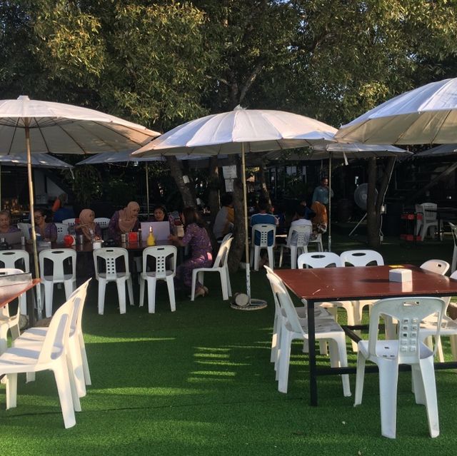Kruamadam Restaurant @Laemnok