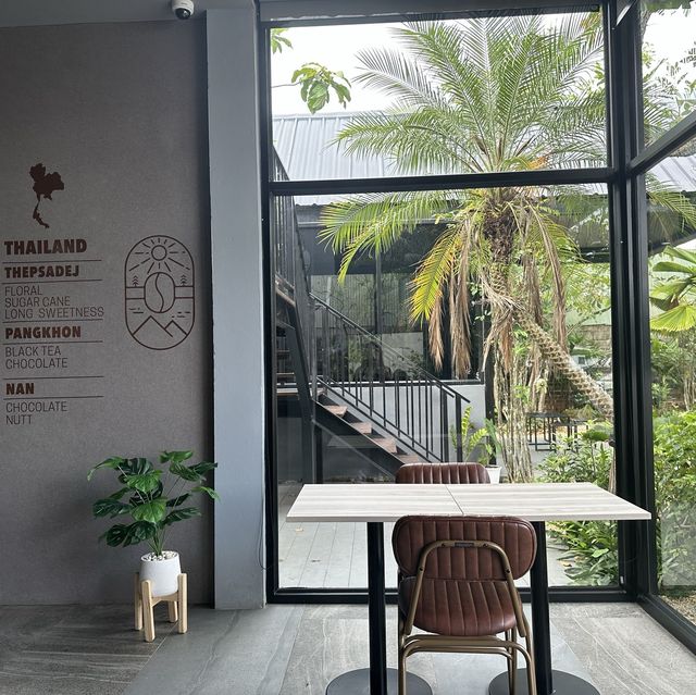 ร้านกาแฟชาวดอย ตรงข้ามตลาดนัดกรีนเวย์