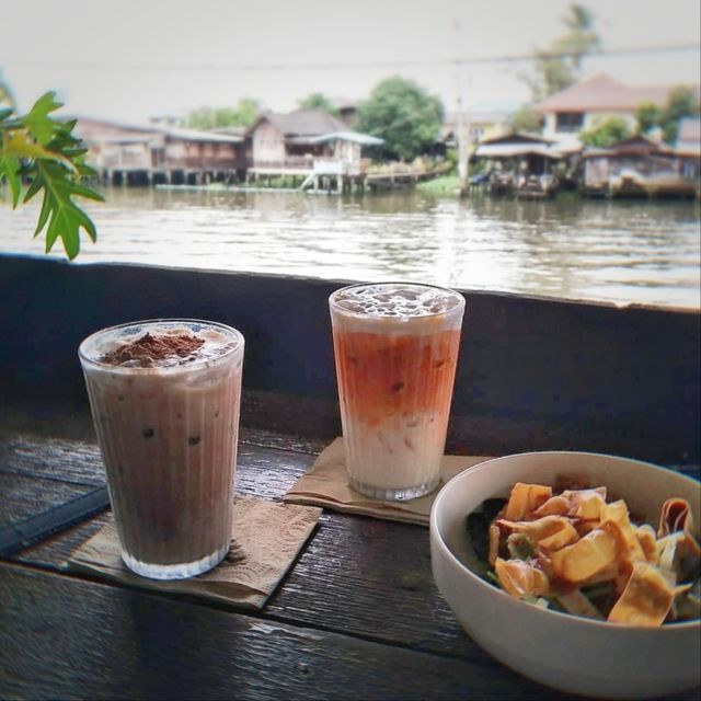 นั่งชิวคาเฟ่ติดริมคลอง