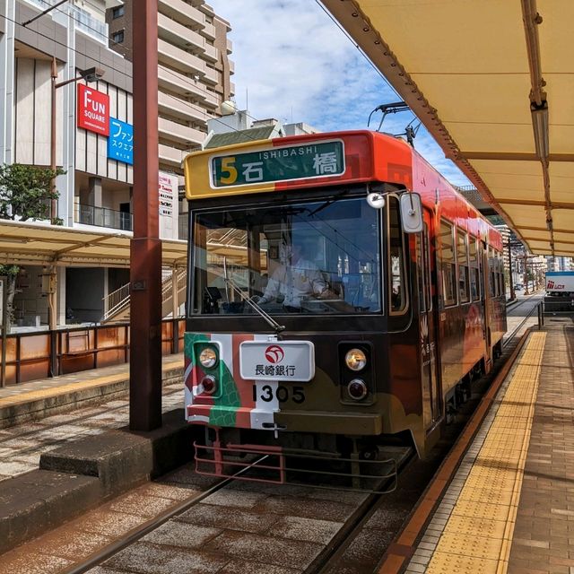 【渡らんで危なかよ】長崎名物の路面電車と、波止場の景色と、観覧車から眺める街の風景。