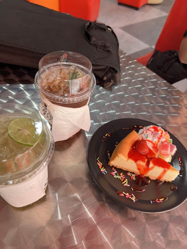 คาเฟ่วัยรุ่นอเมกา hug cafe ☕️✨ เชียงใหม่