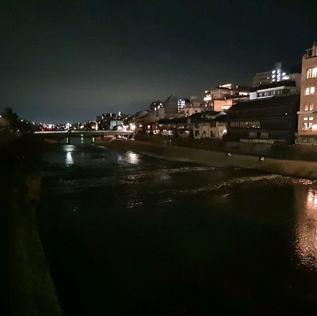 京都散遊，夜步鴨川。