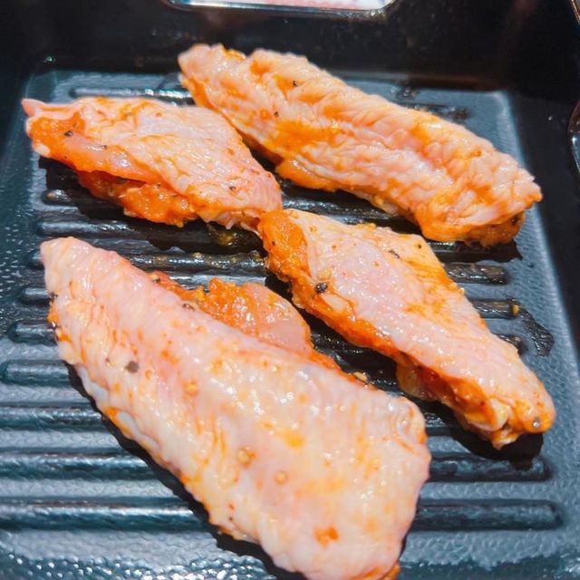 推介美國SRF極黑牛，滿滿牛香，脂肪均勻，輕輕燒兩燒已經充滿油脂香～