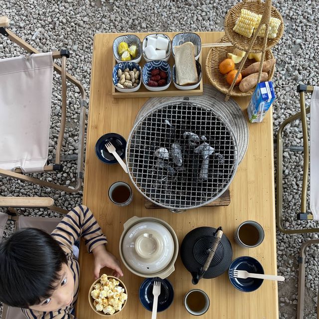 有乜好過chill住同朋友吹水bbq，啲細路就喺前面玩 
