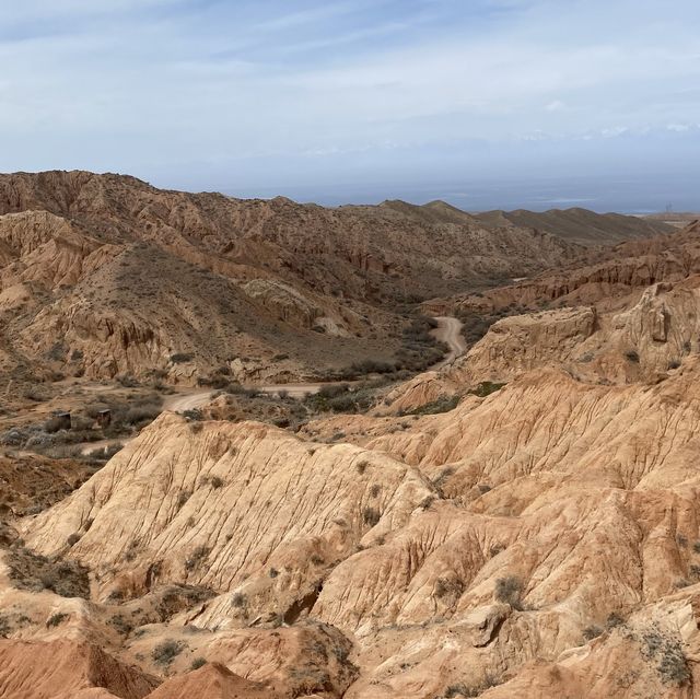 수천 년의 얼음, 물, 바람의 침식의 결과로 형성된 뾰족한 Skazka canyon (스카즈카 협곡) 