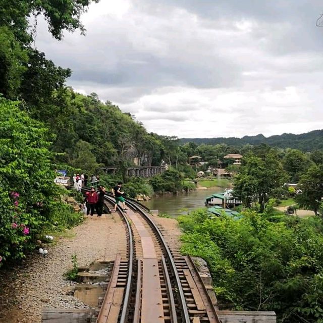 นั่งรถไฟเที่ยวน้ำตกไทรโยคน้อย