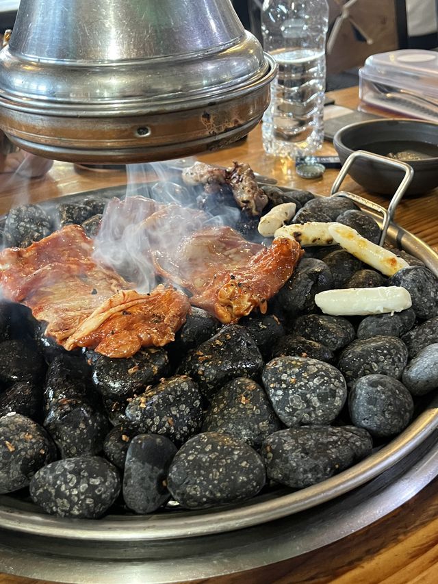 맥반석 위에 굽는 신박한 닭갈비를 먹을 수 있는 춘천 참나무숯불닭갈비