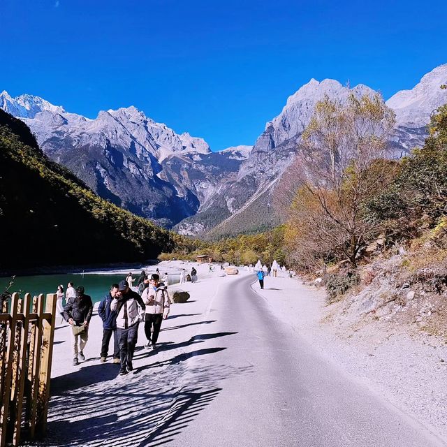 Discover stunning autumn in Jingtan Lake