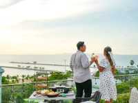 นอนชิลดูอาทิ​ตย์ตกทะเลบนrooftopที่Crossvibepattaya