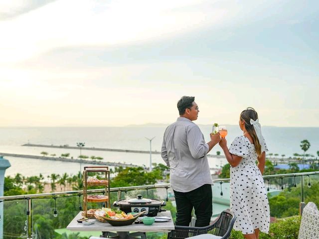 นอนชิลดูอาทิ​ตย์ตกทะเลบนrooftopที่Crossvibepattaya