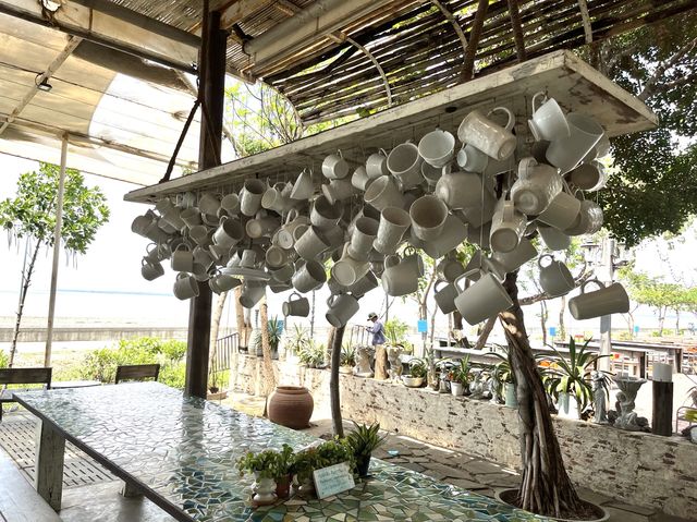 ร้านกาแฟน่ารัก บรรยากาศริมทะเล ชิลๆ ริมปากน้ำ