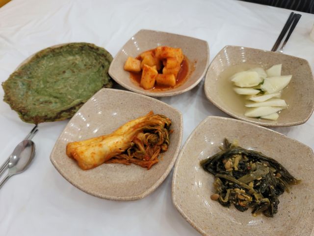 담백한 갈비탕이 얼큰하면 해장하기 딱 좋은 맛!