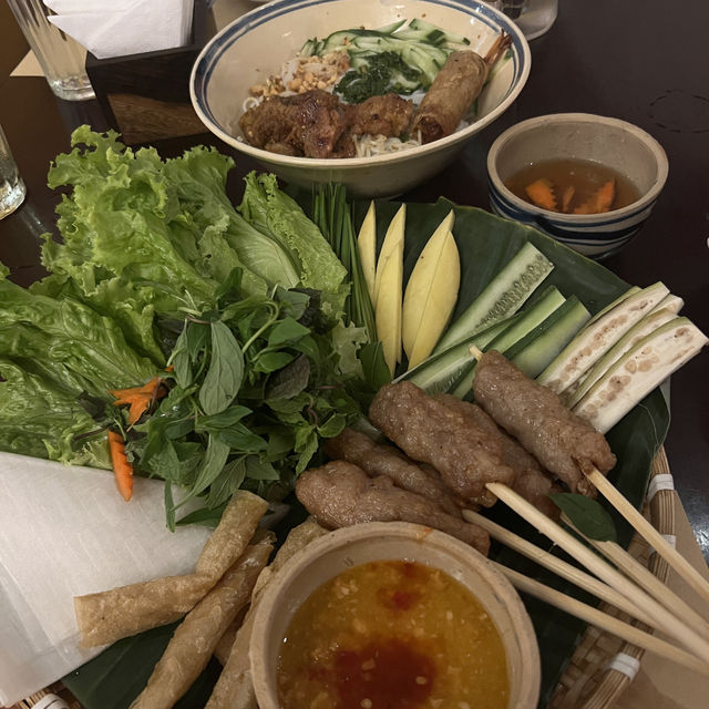 나트랑의 가정식 맛집, 바토이! 넴느엉의 매혹적인 맛을 즐겨보세요! 🍲🌟