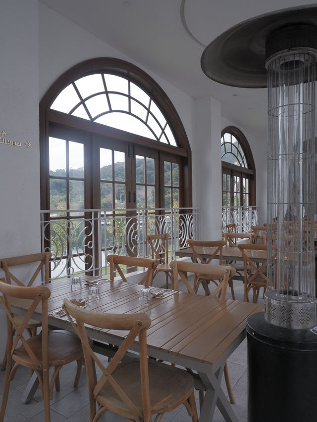 無遮擋湖景Cafe，浪漫約會打卡好地方