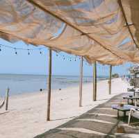 นั่งเล่นชิวๆ ณ White House Beach คาเฟ่ริมเล