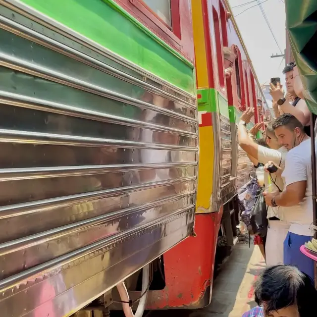 🔺 Mae klong train market in Bangkok is amazing 🤩