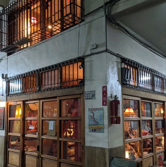 菜市場二樓的神秘小天地，滿滿港式復古風：秘氏咖啡