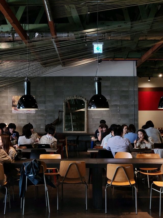 힙하면서도 빈티지한 분위기가 있는 테라로사 수영점