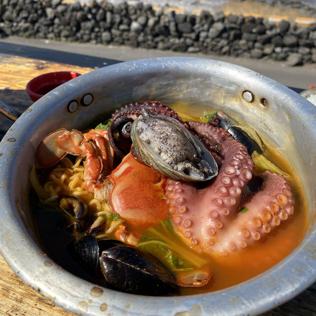 애월해안도로가 보이는 제주 해물라면 맛집 ‘노라바’