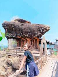 เที่ยวบึงกาฬ พิชิตยอดเขาวัดภูทอก 