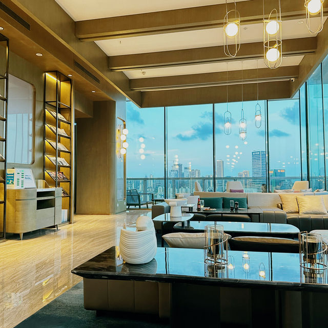 Relaxing Evenings at the Club Lounge in Renaissance Zhuhai