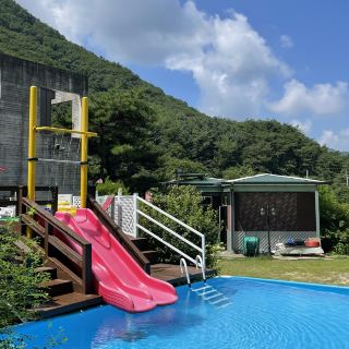 刺激的滑水道泳池，原州雲端民宿