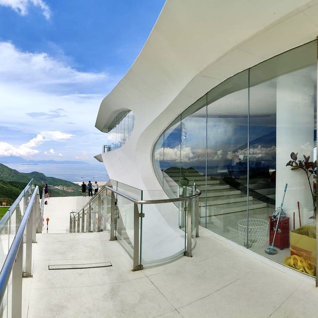 深圳雲海廣場-建築時尚獨特，半山的巨型遊艇