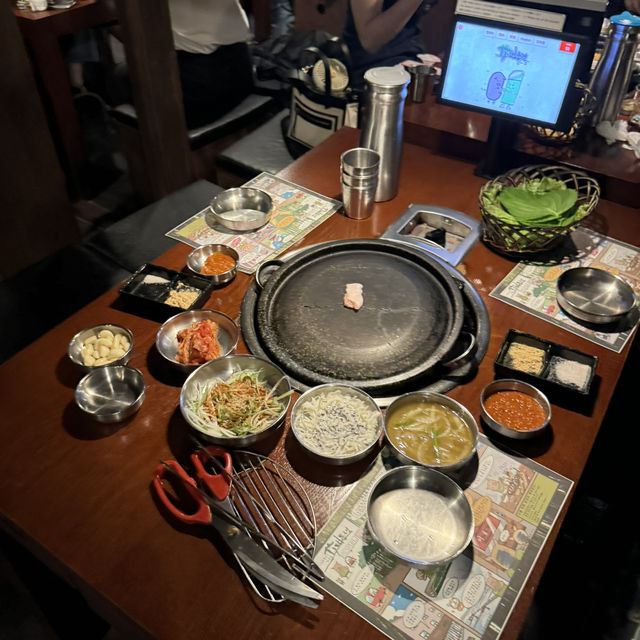 韓国/ソウル【東大門】サムギョプサル