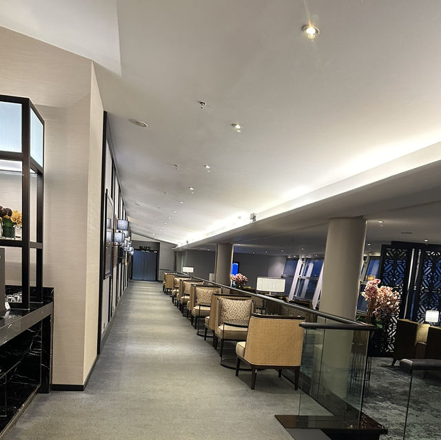 Ultimate Relaxation at the Golden Lounge Satellite