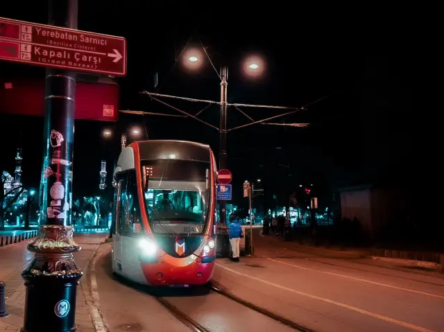 【トルコ】モスクを背景にトラム撮影