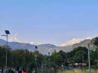 「博卡拉費瓦湖畔街道雪山🏔️魚尾峰美景，見到就會好運降臨」