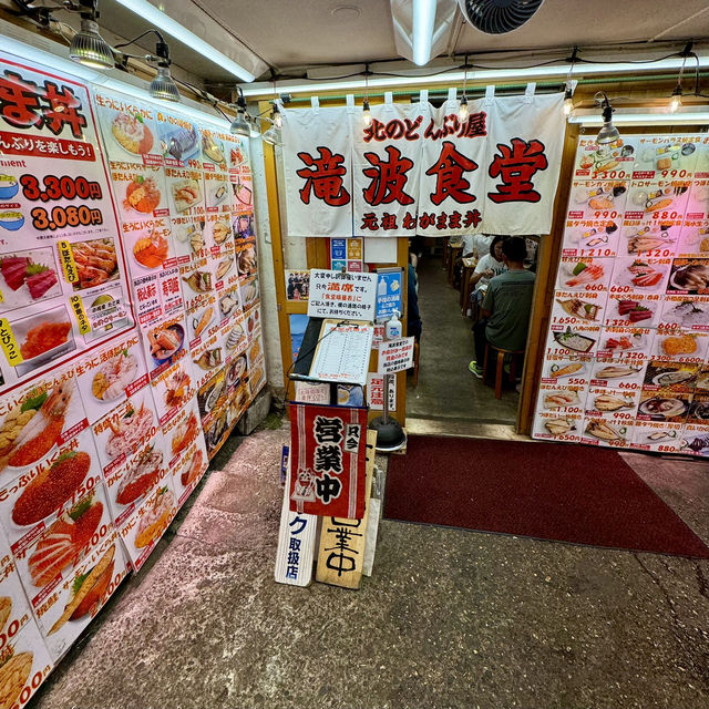 小樽三角市場-海鮮愛好者必到海鮮市場，螃蟹新鮮，丼飯足料