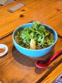 那覇の人気創作沖縄そば店