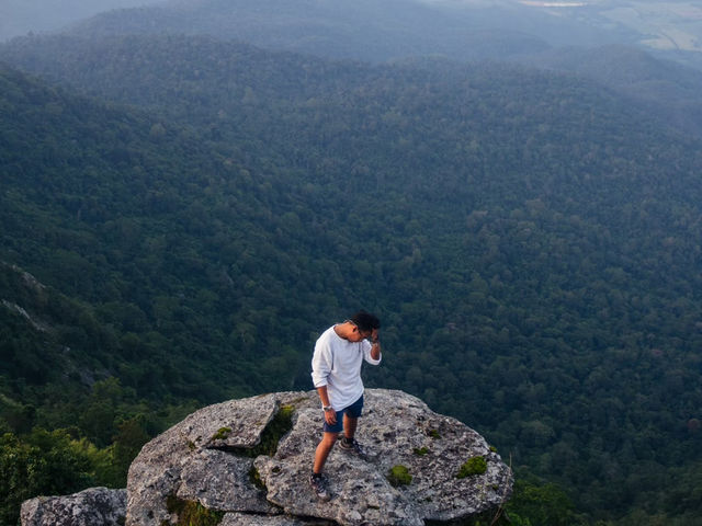 ดูพระอาทิตย์ตกที่เขาหลวงสุโขทัย🏔️