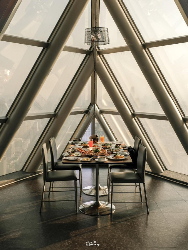 ทานบุฟเฟ่ต์อาหารค่ำบนชั้น 81 ที่ Baiyoke Sky