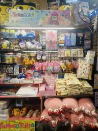 【渋谷】VILLAGE VANGUARD - あらゆるキャラクターが揃う！あれもこれも欲しくなっちゃいます！！-