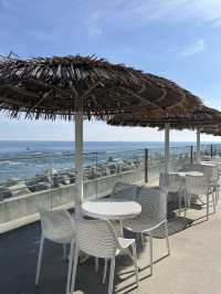 창문 넘어 탁 트인 바다뷰를 볼 수 있는 경주 오션뷰 카페