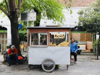 Explore the Traditional Markets of Yogyakarta! Pasar Beringharjo: A Shopping Paradise You Can't Miss.