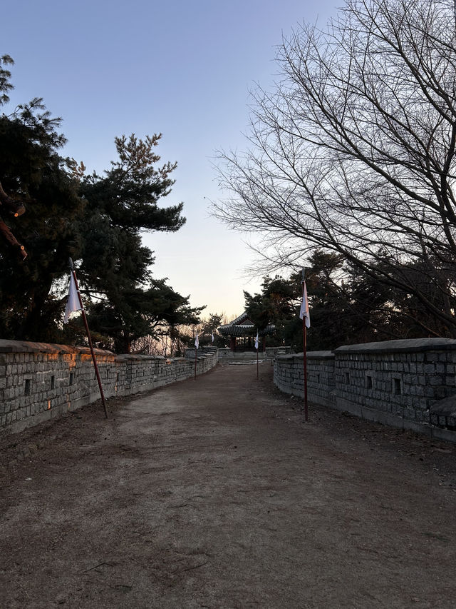 끝에 자리한 이 각루는 적의 접근을 막기 위해 성벽을 확장해 지은 서남각루🇰🇷