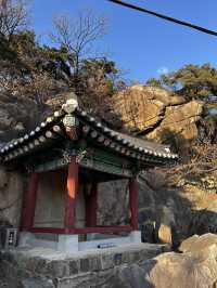 옛 시대에 조성된 거대한 암각종 옛 장인들의 정성을 볼수있는 마애종🇰🇷
