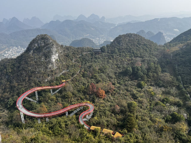 **陽朔如意峰：高空俯瞰喀斯特峯林嘅壯麗體驗！** 🌄 