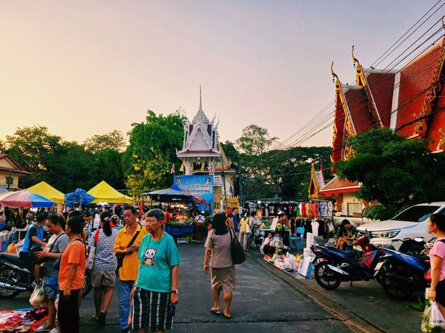 泰國曼谷市中心著名寺廟夜市Wat Ruak Bang Bamru market，靠近mrt地鐵站，純本地人夜市
