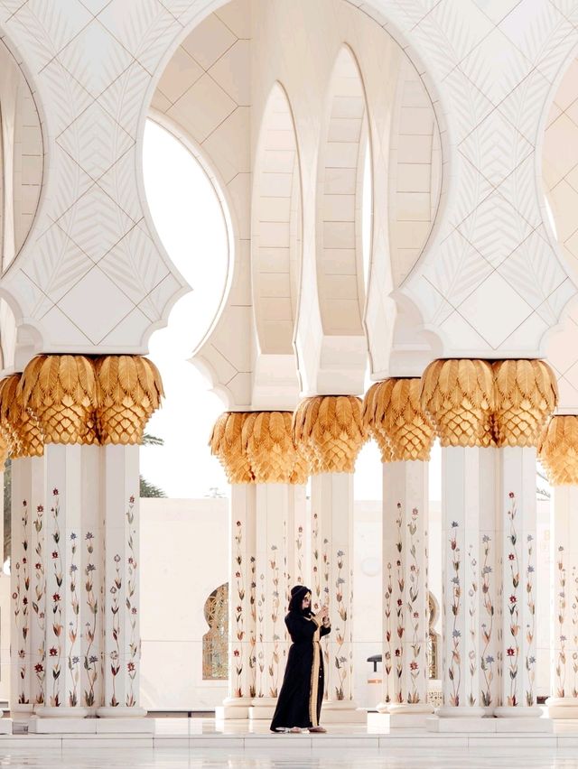 Sheikh Zayed Grand Mosque: An Icon of Architectural Splendor and Majestic Craftsmanship.