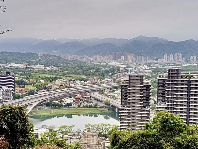 新店小獅頭山登高望遠去