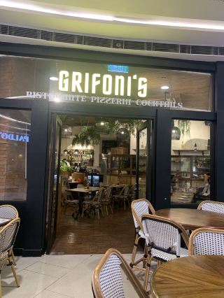 #GetDiscountWithoutLuck Grifoni, a western restaurant on the 5th floor, has pizza, salad, pasta, etc. The taste is well-rounded. The price is a bit high. We ordered 4 dishes, the dishes are not big, the bill is around 2,200 pesos. Luckily, we used a food app to get a 50% discount, so it was around 1,100 pesos. There were 2 of us, we couldn't finish it, we couldn't take it home, so we didn't dare to order a lot. But we didn't charge if we couldn't finish it. Grifoni opens at 11 a.m. and has a lunch set menu with reasonable prices.