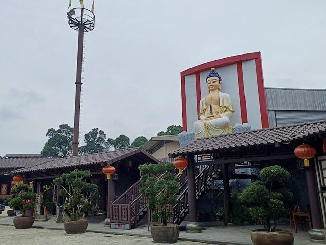Temple Ji Dian Senggarang: Where River Gods & Coconut Tarts Collide" 🌊🏮